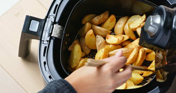 Friteuse traditionnelle : un ustensile de cuisine avec une forte popularité